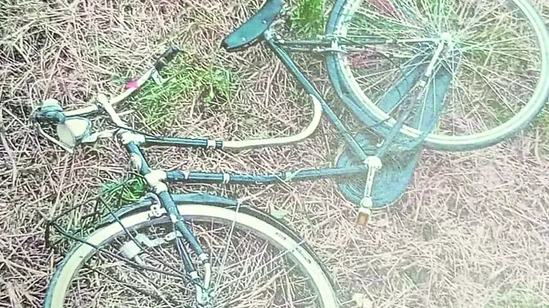 La bicicletta da donna sulla quale viaggiava Ermenegildo Favaro quando è stato travolto da un’auto