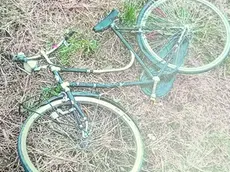 La bicicletta da donna sulla quale viaggiava Ermenegildo Favaro quando è stato travolto da un’auto