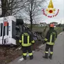 I vigili del fuoco intervengono per recuperare l'autocisterna ribaltatasi a Permunia