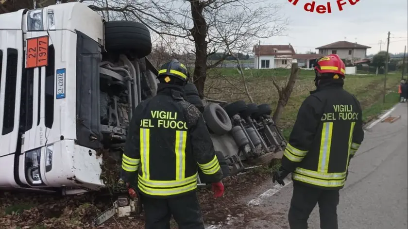 I vigili del fuoco intervengono per recuperare l'autocisterna ribaltatasi a Pernumia