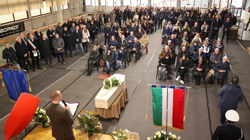 La cerimonia per l'addio a Bruno Cipolla al Dopolavoro ferroviario