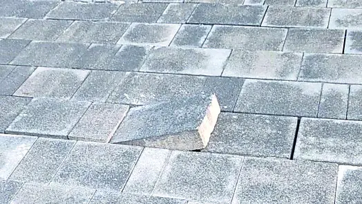 La betonella sollevata che ha causato l’incidente