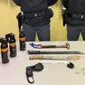 Machete e altri oggetti pericolosi sequestrati dalla polizia