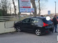 L'auto finita contro il muretto