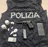 La pistola e la droga sequestrate