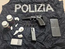 La pistola e la droga sequestrate