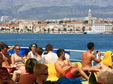 Un traghetto pieno di turisti di fronte a Spalato