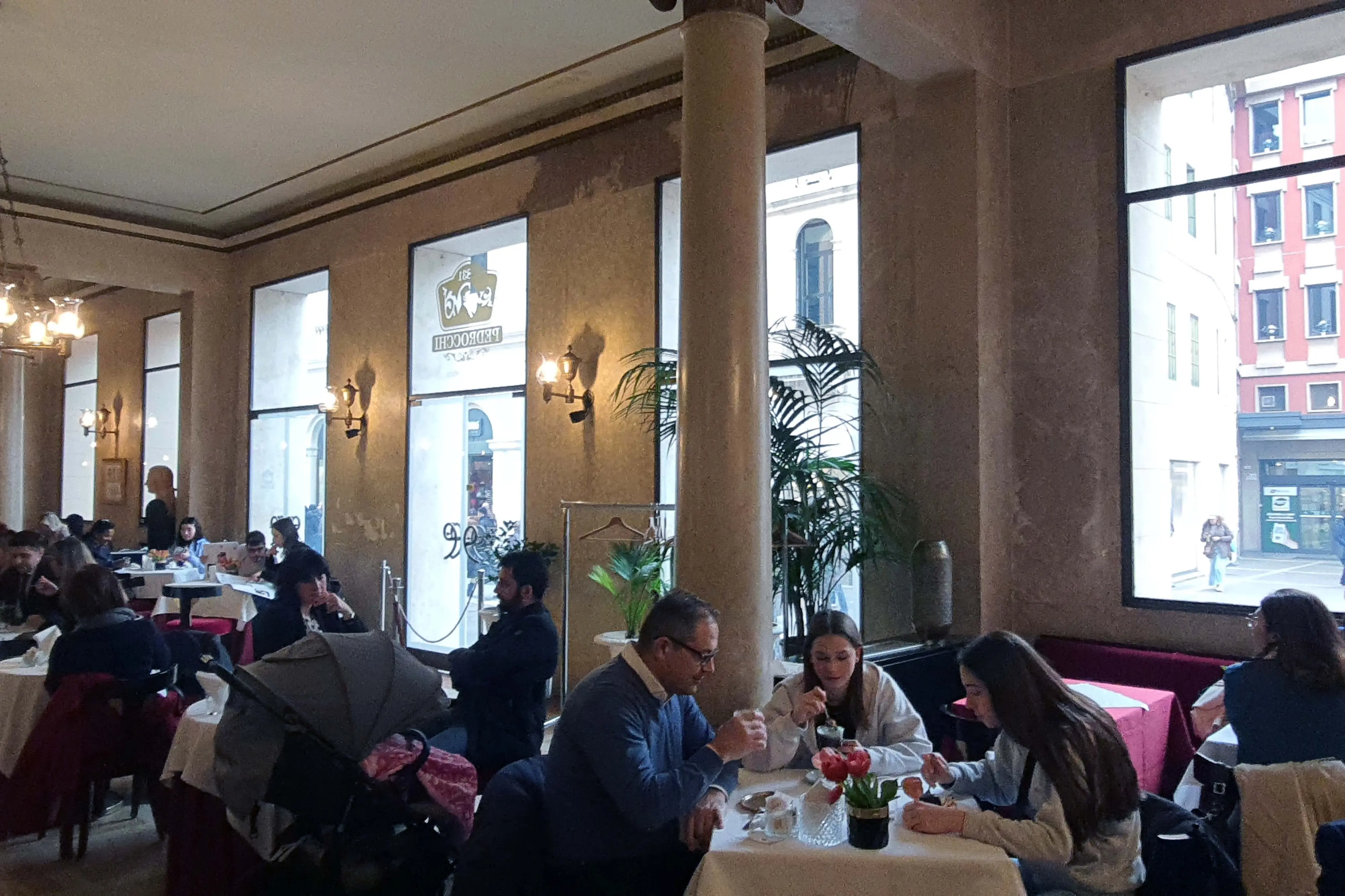 L'interno del Caffè Pedrocchi, in alto l'infiltrazione