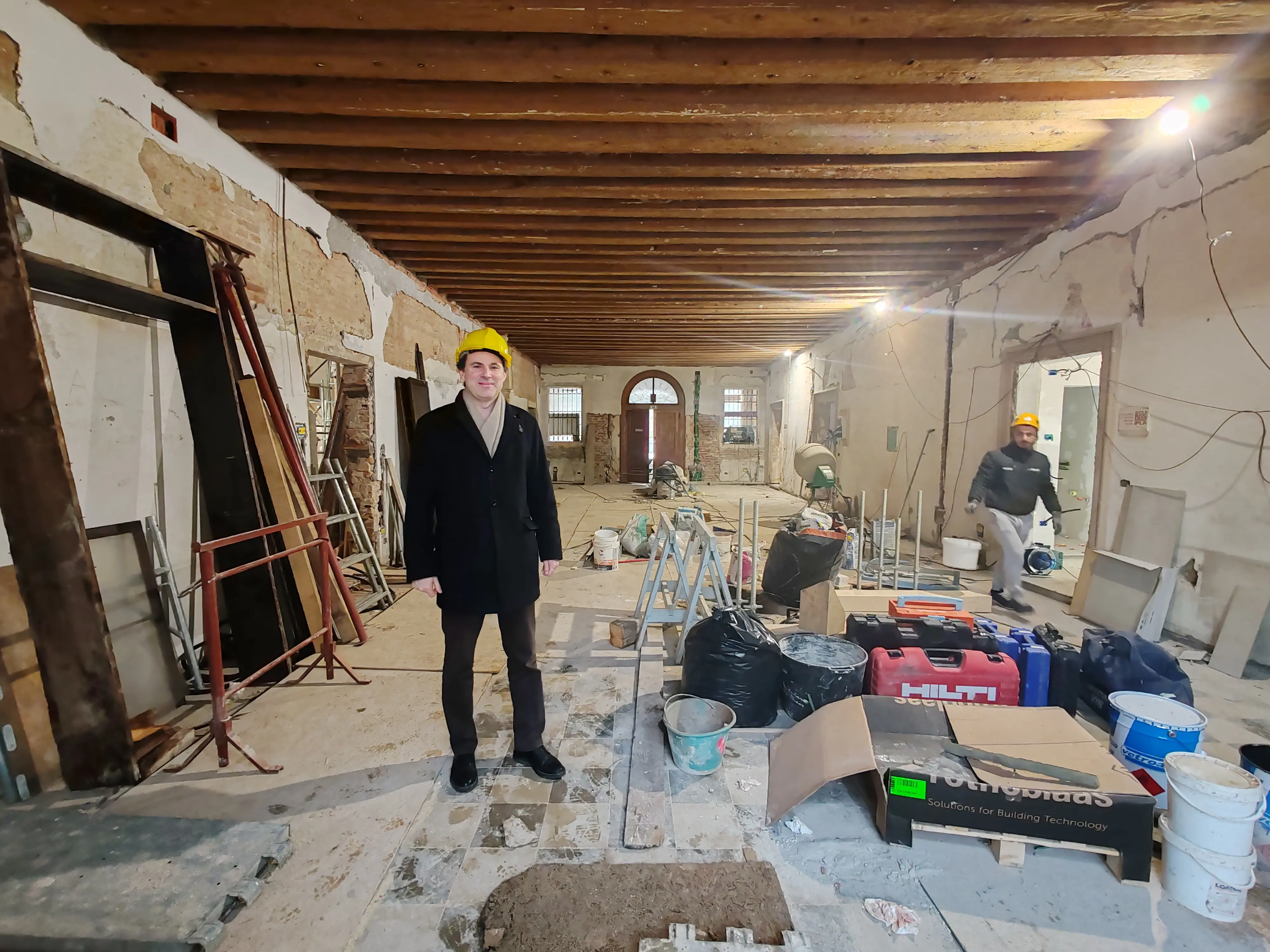 Il sindaco Matteo Pajola nella futura pinacoteca comunale