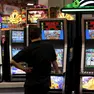 Un giocatore davanti alle slot