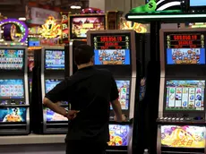 Un giocatore davanti alle slot