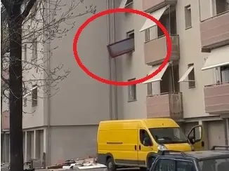 Del mobilio lanciato fuori dalla finestra