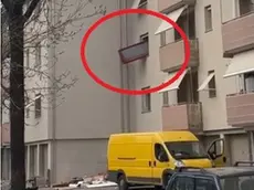 Del mobilio lanciato fuori dalla finestra