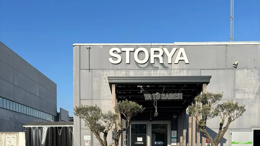 La polizia davanti allo Storya