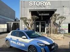 La polizia davanti allo Storya