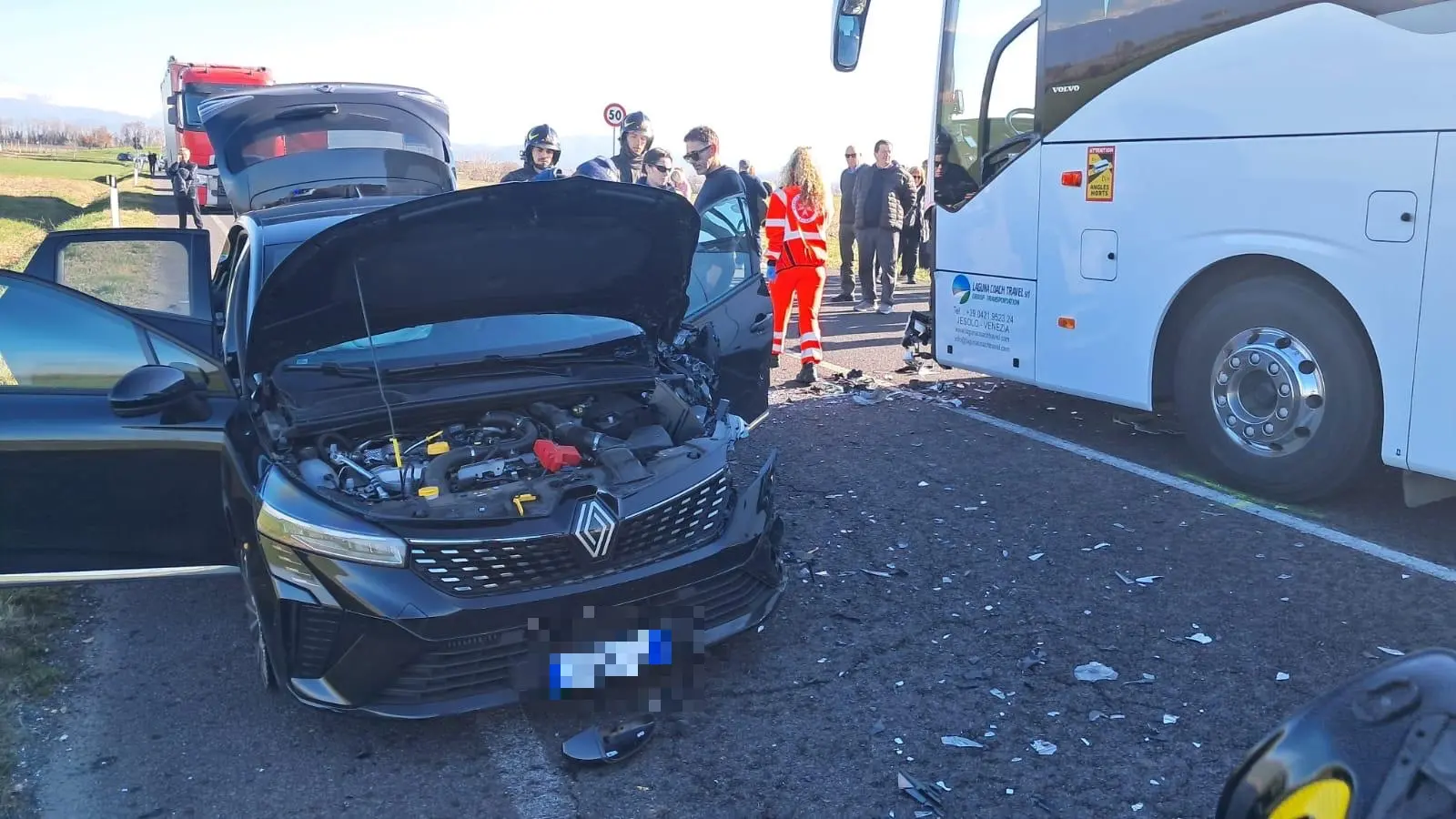 L'incidente tra il bus diretto al santuario di Castelmone e l'auto