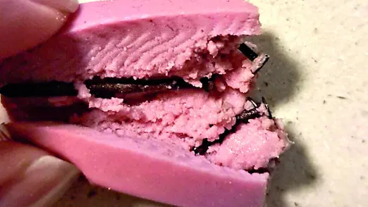 Bocconi mortali lanciati oltre le recinzioni delle abitazioni