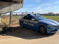 La polizia davanti allo stadio dove è avvenuta l'aggressione al tifoso