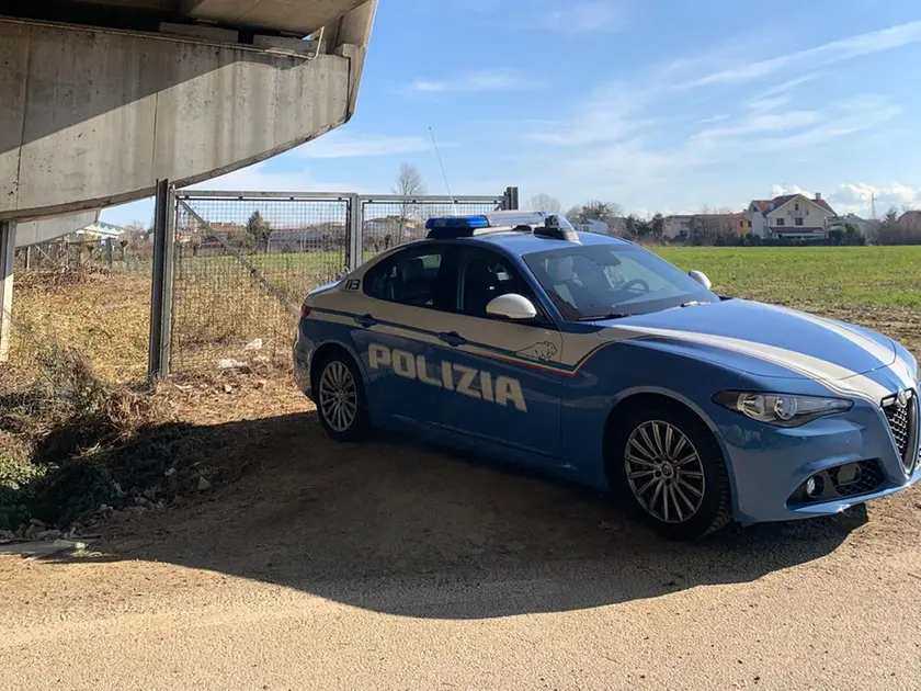 La polizia davanti allo stadio dove è avvenuta l'aggressione al tifoso
