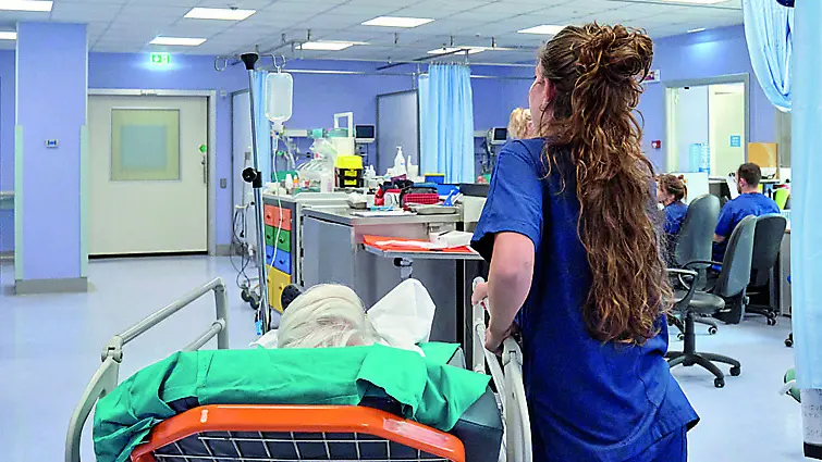 Un’infermiera nel reparto di Pronto soccorso di un ospedale. La Regione stanzia 20 milioni di euro per le indennità