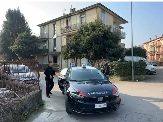I carabinieri davanti alla palazzina della tragedia