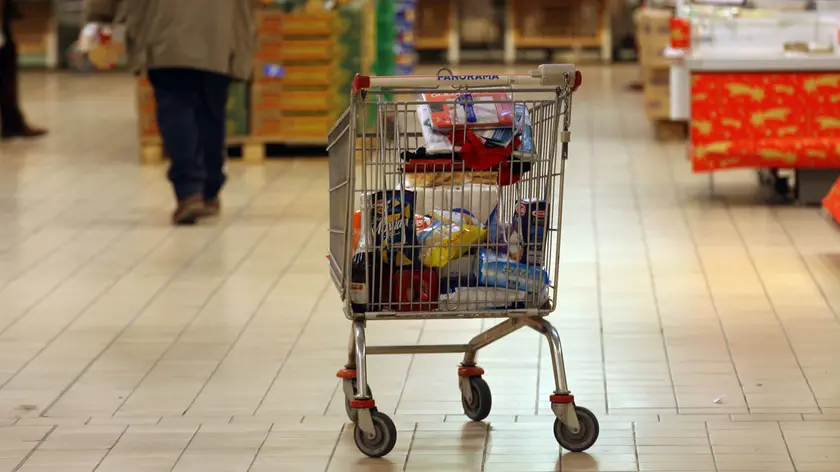 Un carrello della spesa. Ad Abano il furto di merce sventato da un addetto alla sicurezza