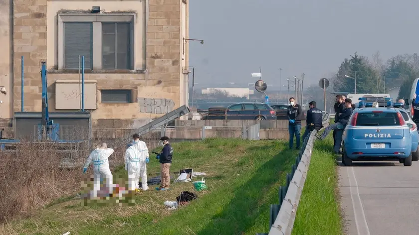 Polizia sul posto in cui è stato ripescato il corpo senza vita