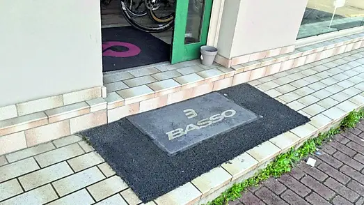 La pubblicità sullo zerbino costata la sanzione al titolare del negozio