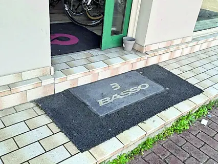 La pubblicità sullo zerbino costata la sanzione al titolare del negozio