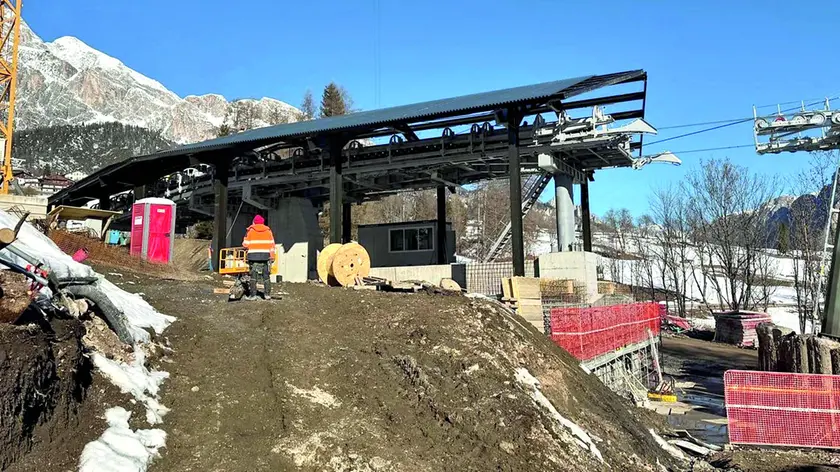 Nelle stazioni di valle, intermedia e monte sono state eseguite numerose operazioni per provare a mitigare il movimento del terreno, ma le strutture sono tutte statiche.