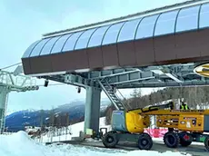 La stazione di monte della cabinovia Apollonio-Socrepes con alcuni operai al lavoro