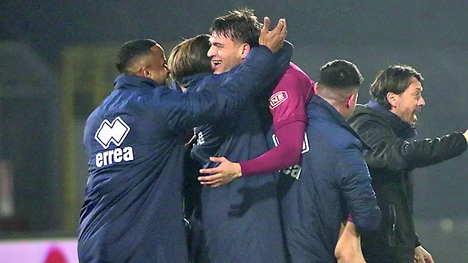 L’esultanza di Rabbi, autore delle due reti granata del match, e l’abbraccio con tutta la panchina (foto Piran)