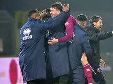 L’esultanza di Rabbi, autore delle due reti granata del match, e l’abbraccio con tutta la panchina (foto Piran)