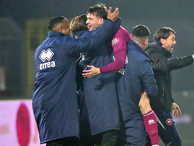 L’esultanza di Rabbi, autore delle due reti granata del match, e l’abbraccio con tutta la panchina (foto Piran)