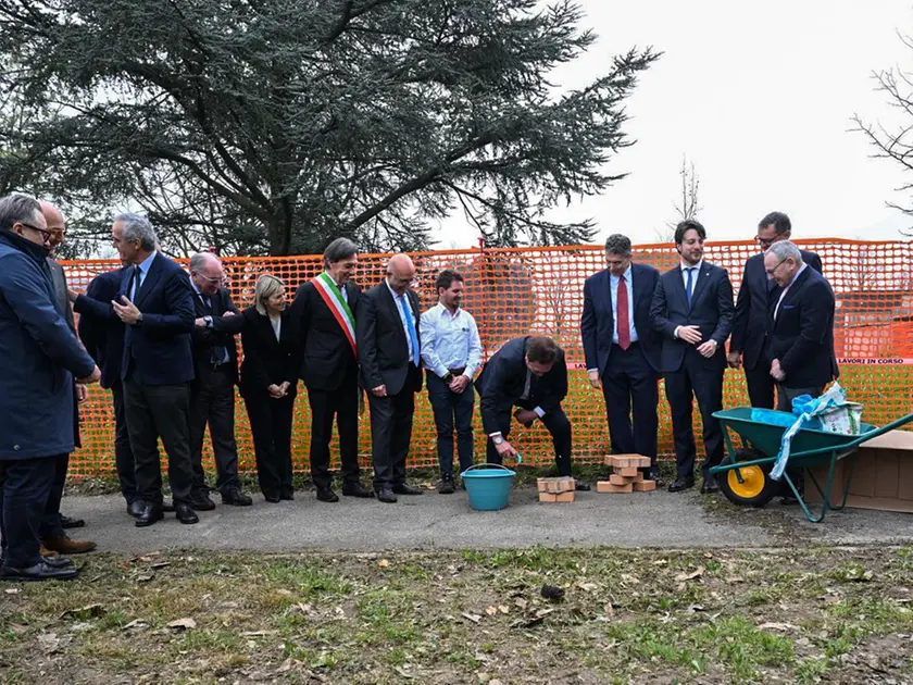 La posa della prima pietra