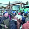 La fila per prendere un bus parte della logistica olimpica