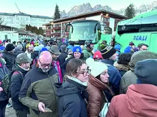 La fila per prendere un bus parte della logistica olimpica