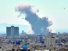 Colonne di fumo si alzano in seguito alle esplosioni causate dai missili sparati su Teheran