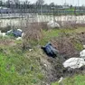 Alcuni dei cumuli di rifiuti accumulati lungo le tangenziali cittadine (foto Bianchi)