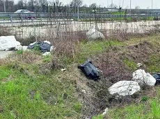 Alcuni dei cumuli di rifiuti accumulati lungo le tangenziali cittadine (foto Bianchi)