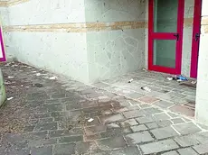 La situazione di degrado fuori dai bagni pubblici nell’area esterna all’Abbazia di Praglia