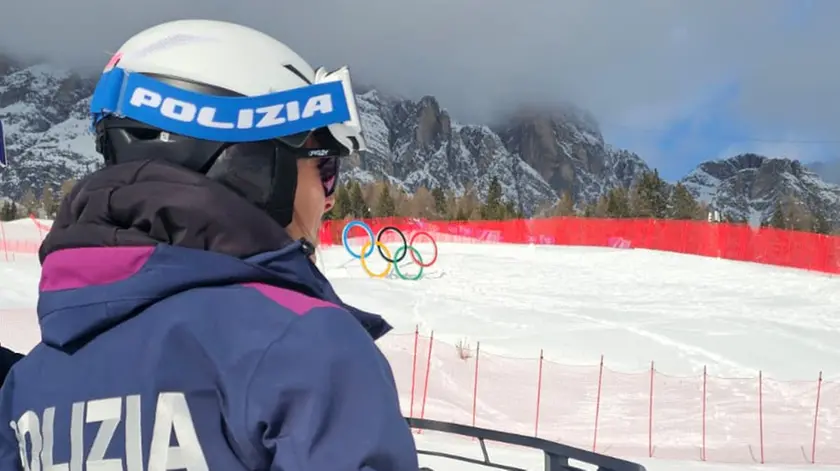 Un agente della polizia in servizio sulle Tofane