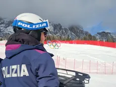 Un agente della polizia in servizio sulle Tofane