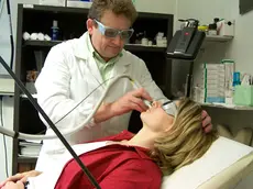 Lorenzo Lunardon mentre visita una paziente