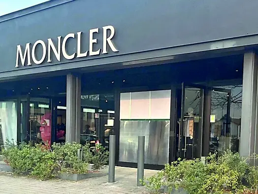 La vetrata infranta allo store Moncler di Trebaseleghe