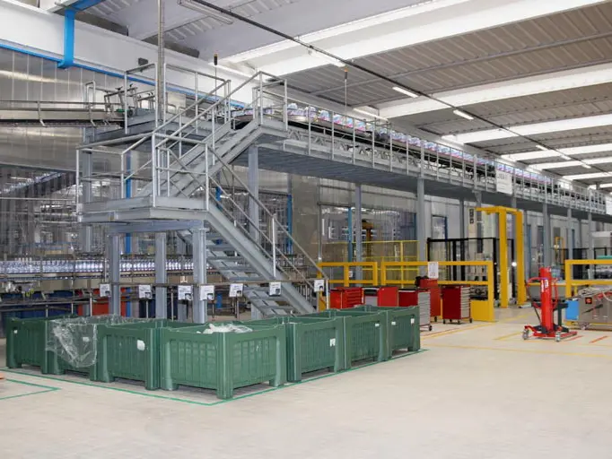 Una linea di produzione dell'Acqua Vera