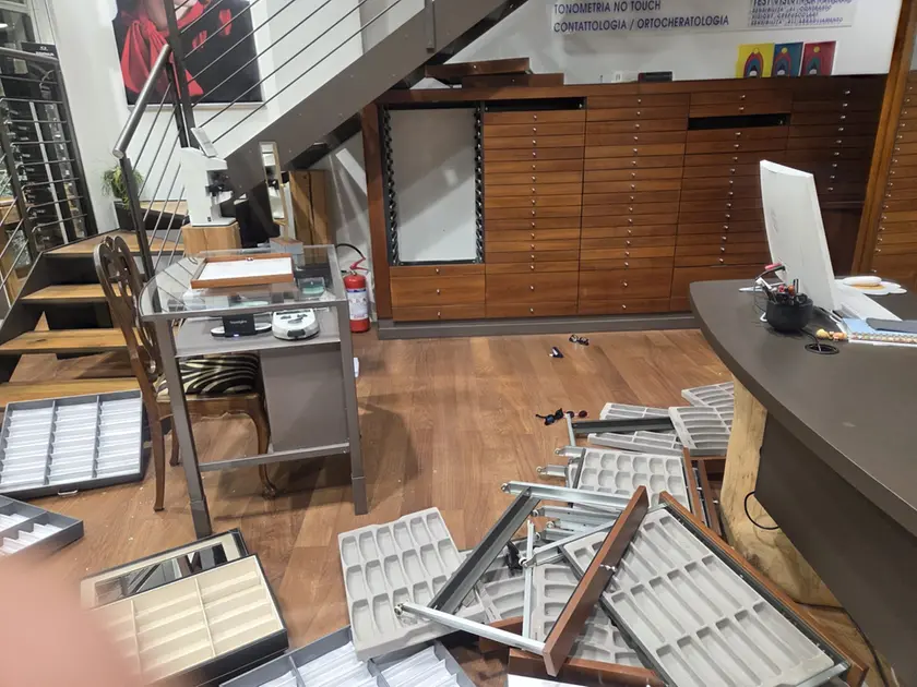 Il caos lasciato dai ladri