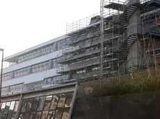 La facciata dell’istituto Nordio a Trieste con i lavori finiti solo a metà (Foto Andrea Lasorte)