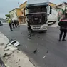 Il camion fermo in mezzo all'incrocio dopo l'incidente