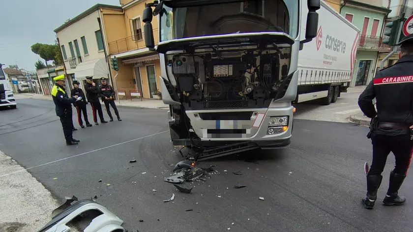 Il camion fermo in mezzo all'incrocio dopo l'incidente